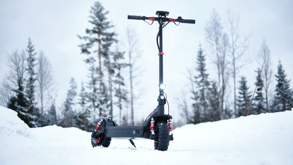 Ixcooter IX6, uno scooter elettrico compatto. Evidenziano la sua portabilità, sorprendente fattore divertente, anche su binari sterrati.